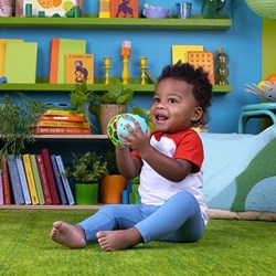 Oball Musikspielzeug Baby Rassel mit Licht und Sound - buntes Spielzeug