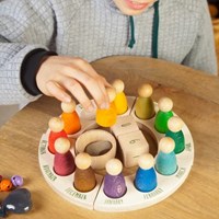 Grapat Holzspielzeug Jahresring mit Figuren perpetual calendar-2