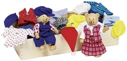 Goki Bärenpuppen Puppenhaus Set mit Kleidung und Holzkiste