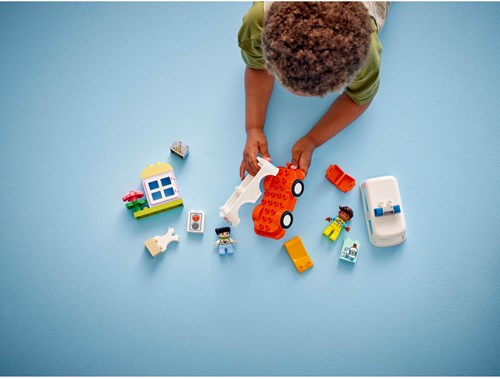 LEGO DUPLO Rettungswagen Bauset mit Fahrer und Krankenhaus Spielzeug-3