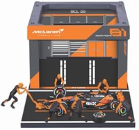 Bburago F1 Spielzeugauto McLaren MCL38 2024 Diorama Piastri Maßstab 1:43