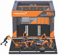 Bburago F1 Spielzeugauto McLaren MCL38 2024 Diorama Piastri Maßstab 1:43