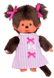 Sekiguchi 223589 Original Monchhichi Mädchen, aus braunem Plüsch, mit pink-weiß gestreiftem Kleid und Zöpfen mit Schleifen, ca. 20 cm