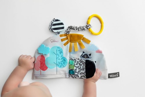 Mom's Care Babyspielzeug Raccoon Pedro sensorisches Buch schwarz-weiß-3