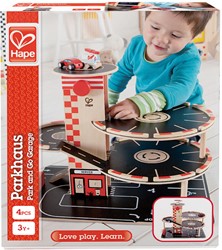 Hape Parkhaus aus Holz für Kinder Spieleset Autogarage | Auffahrrampe mit drei Parkdecks und einem Hubschrauber-Landeplatz, 2 Spielzeugautos, 1 Spielzeug-Hubschrauber, ein Aufzug und eine Tankstelle