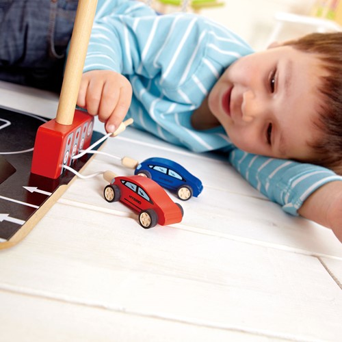 Hape Parkhaus aus Holz für Kinder Spieleset Autogarage | Auffahrrampe mit drei Parkdecks und einem Hubschrauber-Landeplatz, 2 Spielzeugautos, 1 Spielzeug-Hubschrauber, ein Aufzug und eine Tankstelle-3