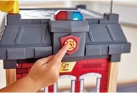 Hape Großstadt-Feuerwache Spieleset | Feuerwache für Kinder aus Holz, unterstützt die motorische Entwicklung und fördert das gemeinsame Spiel-2