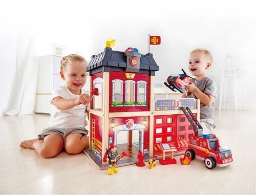 Hape Großstadt-Feuerwache Spieleset | Feuerwache für Kinder aus Holz, unterstützt die motorische Entwicklung und fördert das gemeinsame Spiel-3
