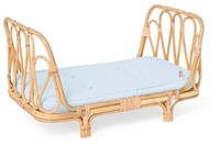 Rattan Puppenbett mit blauer Matratze
