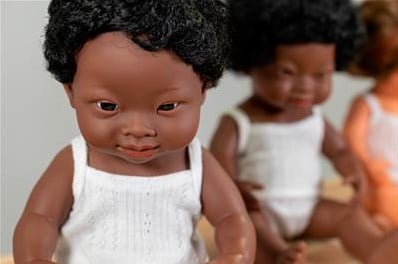 Miniland afrikanischer Junge 38cm mit Down Syndrom, 31175-3