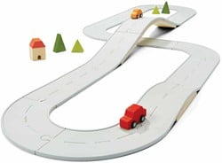 PlanToys Holzspielzeug Gummistraßen- und Schienenset - groß