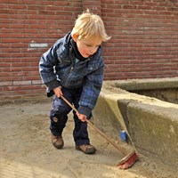 Playwood Kinderbesen Spielzeug - Kleine Besen 57 cm rot Holzstiel-2