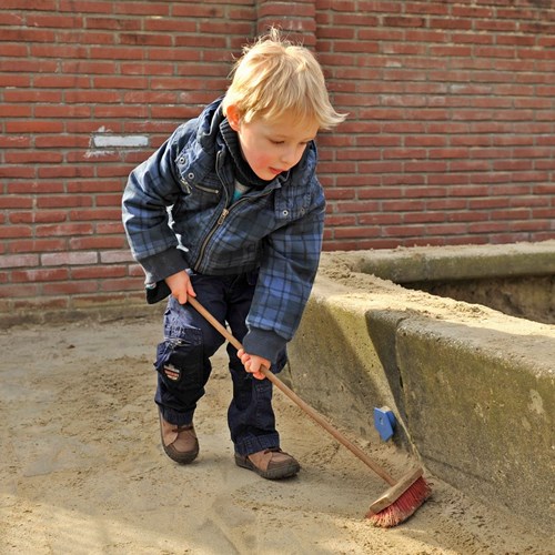 Playwood Kinderbesen Spielzeug - Kleine Besen 57 cm rot Holzstiel-2