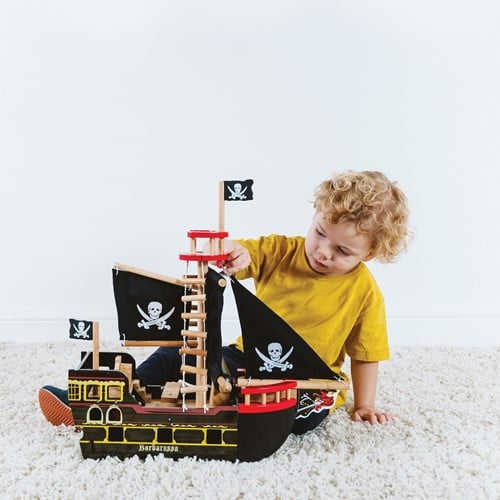 Le Toy Van – Pädagogisches Pirates Collection Piratenschiff „Barbarossa“ aus Holz, mit Kanone, Kanonenkugeln, Planke, Falltür und Anker | Rollenspiel Piratenspielzeug, TV246-2