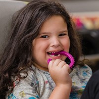 ARK Therapeutic Kau-Armband sensorisches Spielzeug schwarz medium XT Getextureerde kauwarmband om te draaien om de pols, alternatief voor kauwen op mouwen, voor kinderen en volwassenen.-3