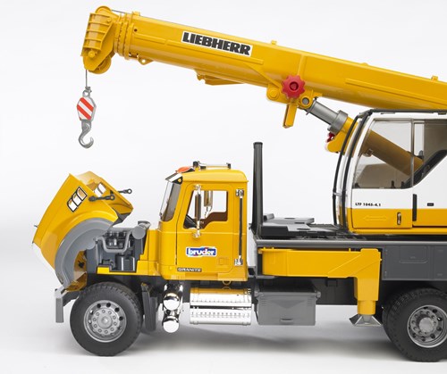 Bruder Kranwagen Mack Granite Liebherr - Spielzeug Baufahrzeug gelb-2
