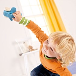 Hape Holzflugzeug Spielzeug - langlebig und bunt