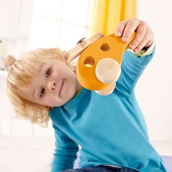 Hape Holz Hubschrauber Spielzeug nachhaltig und bunt