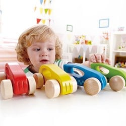 Hape Holzauto Spielzeug - buntes Auto für Kinder ab 3 Jahren