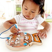 Hape magnetisches Labyrinth Spielzeug Go-Fish-Go rot Lernspiel
