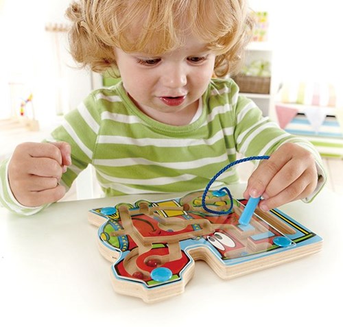 Hape Magnetisches Zug-Labyrinth - Lernspielzeug für Kleinkinder unterwegs