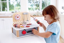 Hape 2-in-1 Küchen- & Grill-Set von Hape| Fantasiespiel Realistisches Rollenspiel Küchenset für Kinder