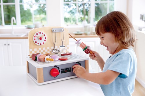 Hape 2-in-1 Küchen- & Grill-Set von Hape| Fantasiespiel Realistisches Rollenspiel Küchenset für Kinder
