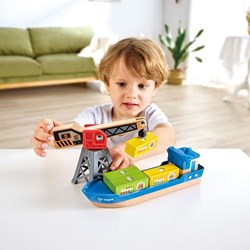 Hape Frachtschiff Spielzeug mit Kran - buntes Holzschiff