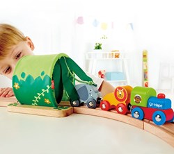 Hape Holz Eisenbahn Set Dschungel Abenteuer - buntes Spielzeug