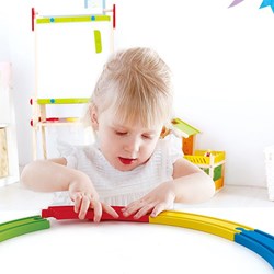 Hape Eisenbahn Regenbogen Holzgleis – buntes Spielzeugset