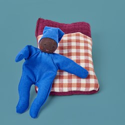 Käthe Kruse Babypuppe mit Schlafsack rot kariert - weiche Stoffpuppe für Kinder