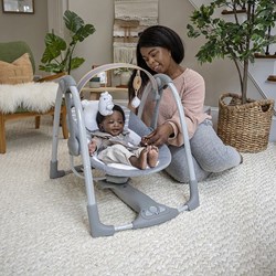 Ingenuity tragbare Babyschaukel - Bella Teddy - kompakte Baby Swing