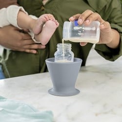 Ingenuity Babyflaschenhalter Bokee Light Grey - BPA-frei und langlebig