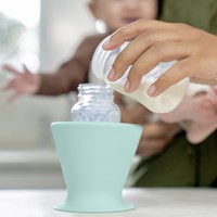 Ingenuity Babyflaschenhalter Robin's Egg Blue - praktische Flaschenhalterung Baby