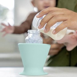 Ingenuity Babyflaschenhalter Robin's Egg Blue - praktische Flaschenhalterung Baby