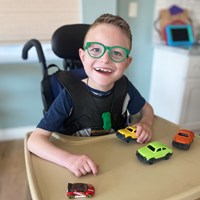 Ark Therapeutics Kaukette Rennwagen sensorisches Spielzeug dunkelblau Kauwketting in raceautovorm met aerodynamische textuur voor stevige kauwers.-3