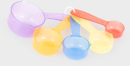 TickiT durchsichtige Farb-Messbecher - Lernspielzeug Set 5-teilig