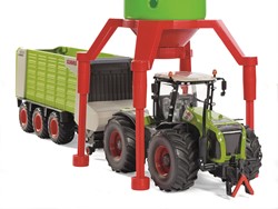 SIKU 5602, Standsilo SILOPOWER, 1:32, Kunststoff, Grün/Rot, Flexible Anpassung der Durchfahrtshöhe für Modelle im Maßstab 1:32 bis 1:87